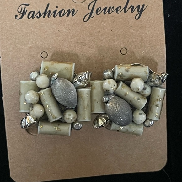 3 Pair of Vintage Clip-on Earrings - Picture 4 of 6